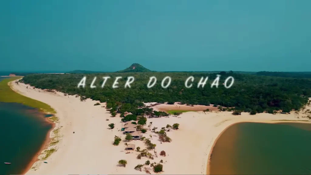 Vista aérea da Ilha do Amor com texto "Alter do Chão" em destaque em passeios, natureza, Brasil.
