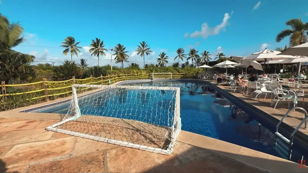 Gol de futebol aquático na piscina do Japaratinga Lounge Resort.