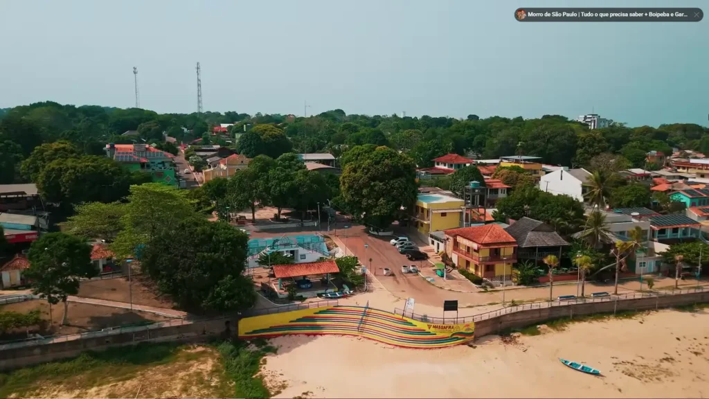 Vista aérea da orla da cidade de Alter do Chão e escadaria colorida passeios natureza brasil.