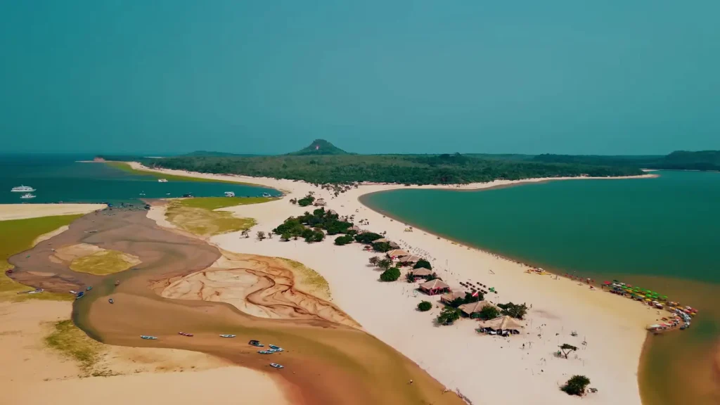 Vista panorâmica aérea do encontro do Lago Verde com o Rio Tapajós, passeios, natureza, Brasil.