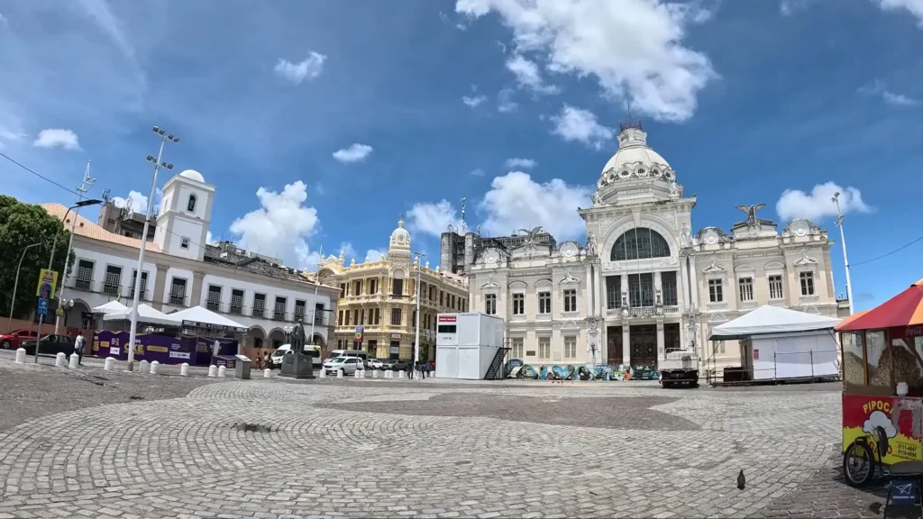 Vista da Praça Tomé de Sousa no Centro Histórico de Salvador, destacando a fachada do Palácio Rio Branco e a arquitetura colonial sob céu azul.