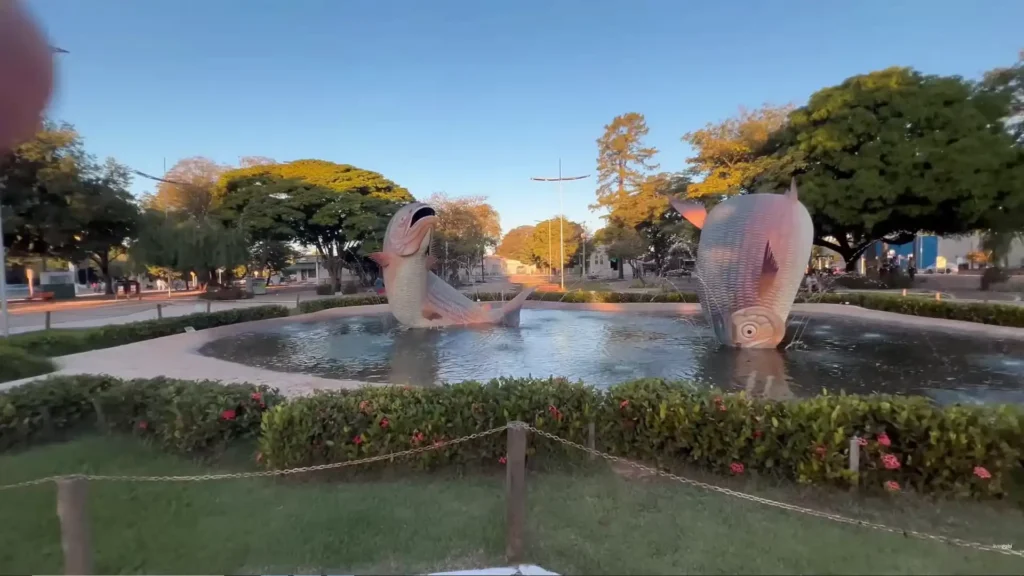 Fonte com esculturas gigantes de peixes Piraputangas na Praça da Liberdade em Bonito.
