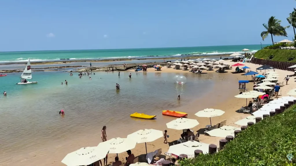 Praia de Muro Alto com águas calmas e recifes em frente ao Nannai Resort.