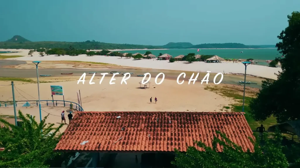 Quiosques de palha na praia da Ilha do Amor vistos de telhado, passeios, natureza, Brasil.