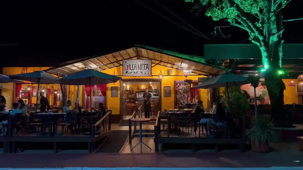 Fachada do restaurante Juanita iluminada à noite em Bonito Mato Grosso do Sul.