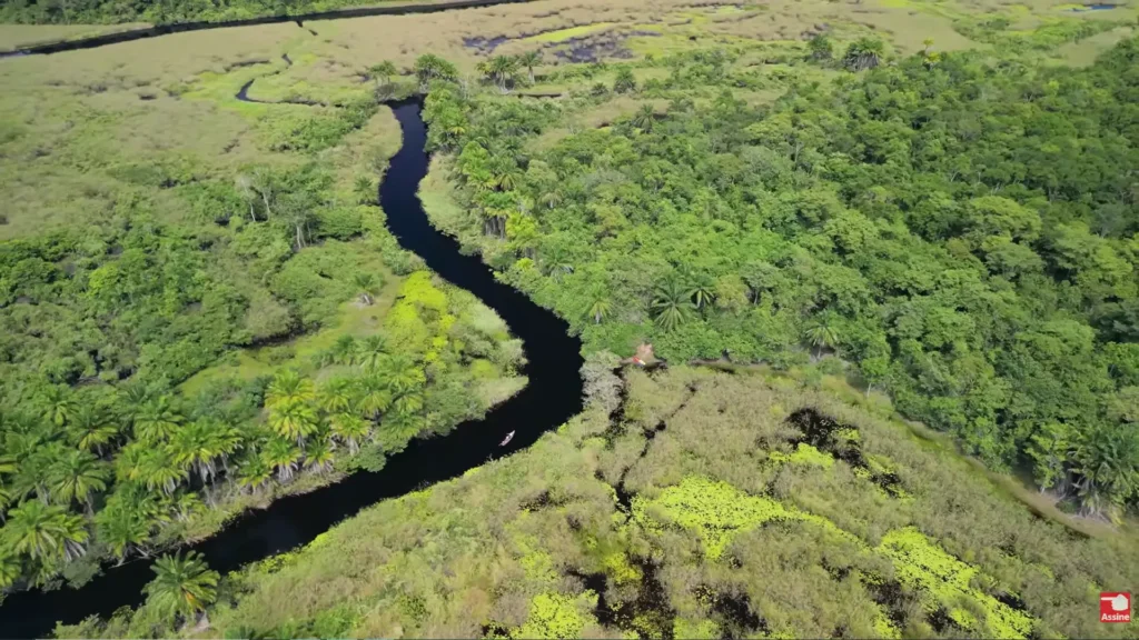 Cidades pitorescas brasil Lençóis oferece rios de águas escuras cercados por vegetação exuberante com passeios de canoa pela Chapada Diamantina.
