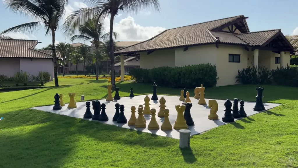 Tabuleiro de xadrez gigante ao ar livre no gramado do Vila Galé Cumbuco.