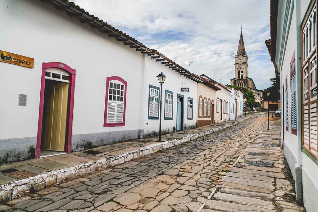 Rua de paralelepípedos e casarões coloniais na Cidade de Goiás (Goiás Velho), com igreja ao fundo, cenário ideal para viagens culturais brasil.