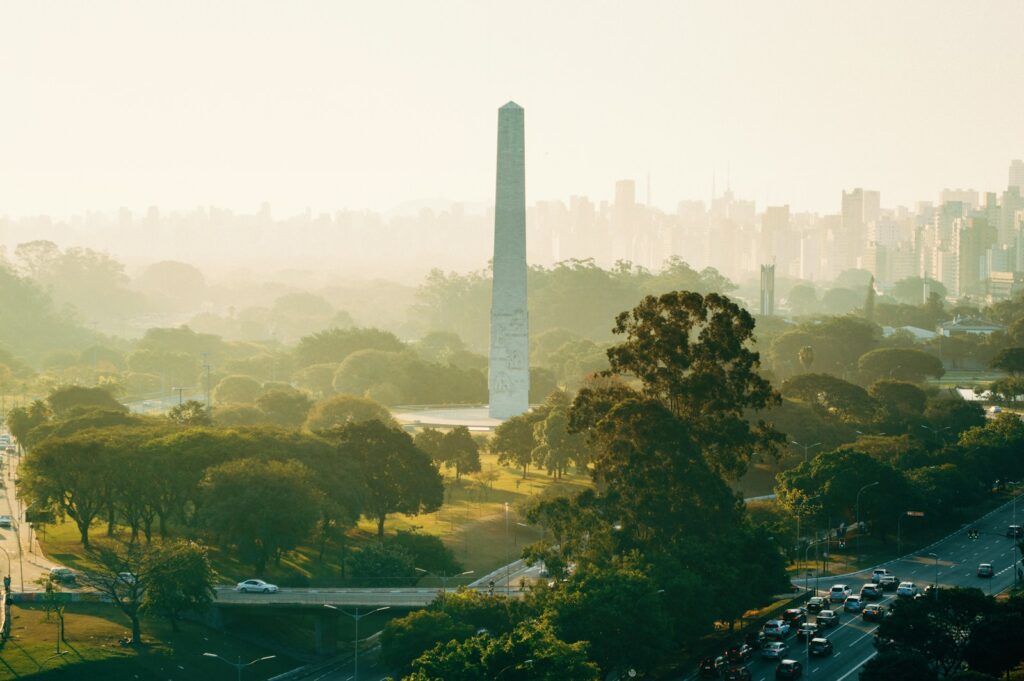 vista do Obelisco do Ibirapuera em meio às árvores em São Paulo, destaque entre os lugares para passear com crianças gratuitamente na capital.