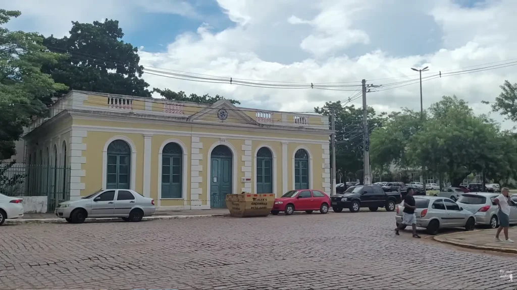 Edifício histórico amarelo com portas em arco no centro de Corumbá, Mato Grosso do Sul.