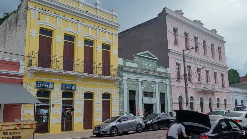 Fachadas de casarões históricos coloridos no Porto Geral de Corumbá, Mato Grosso do Sul.