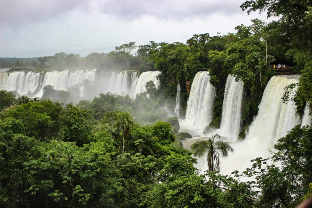 cachoeira durante o dia