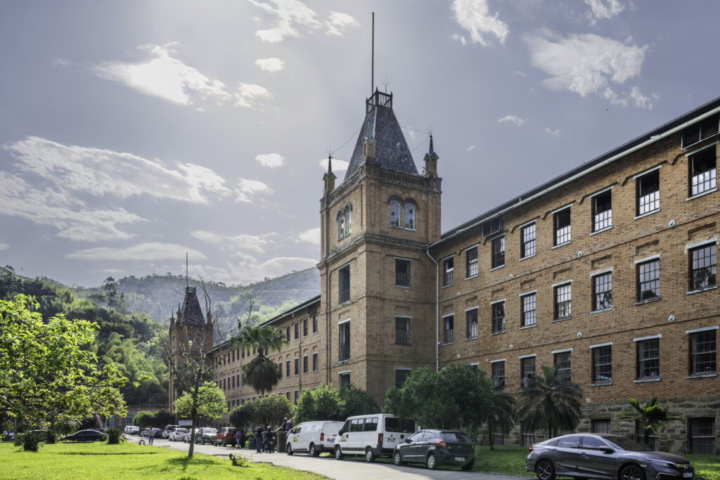 Antiga fazenda de café histórica, com arquitetura colonial e torre, no Vale do Café (RJ).