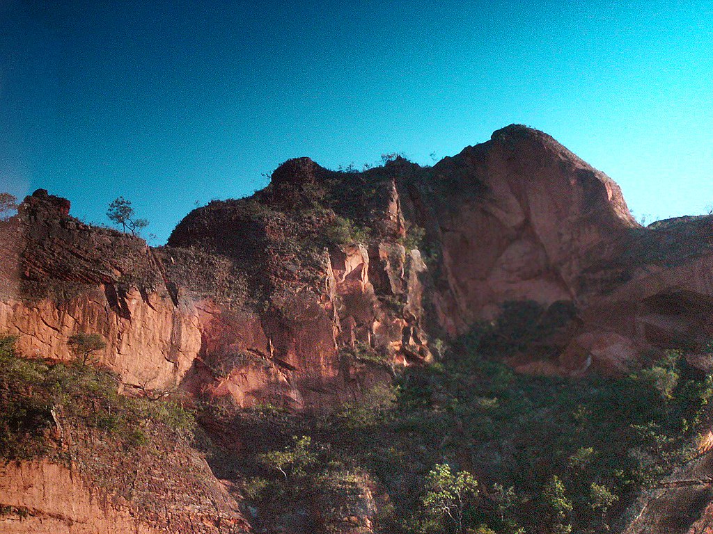 Paredões de arenito avermelhado característicos do turismo ecológico no Brasil, no Mato Grosso.