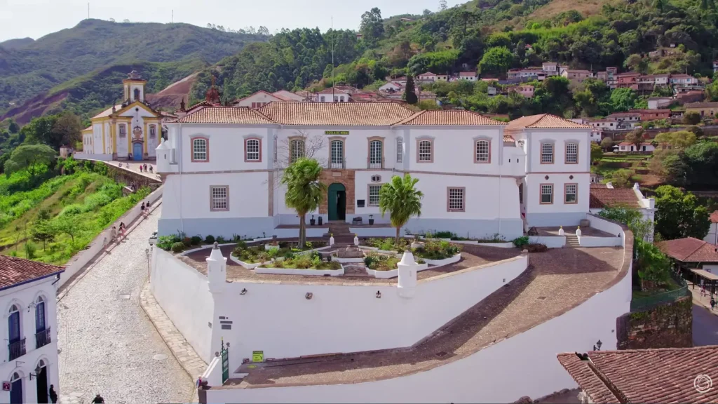 Fachada imponente do antigo Palácio dos Governadores, atual Escola de Minas, localizado na Praça Tiradentes, com muralhas brancas.