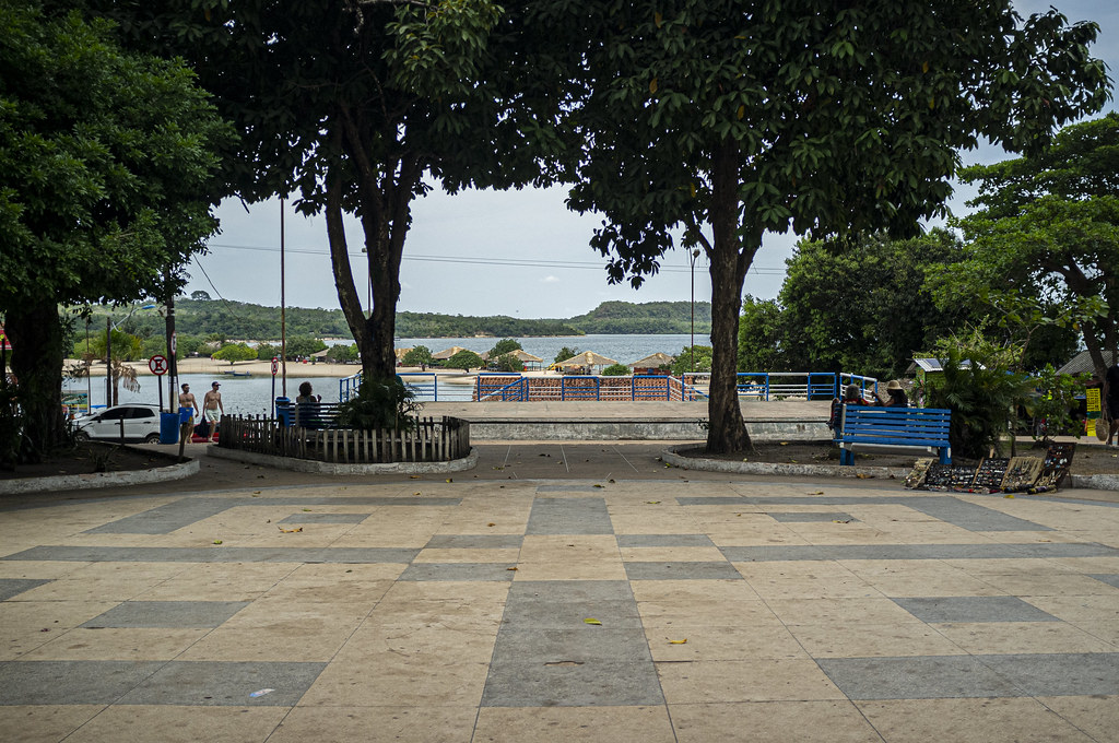 Praça arborizada com vista para a Ilha do Amor e o Rio Tapajós em Alter do Chão (PA).
