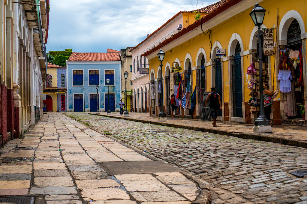 Rua de paralelepípedos cercada por casarões coloniais coloridos e revestidos com azulejos portugueses no Centro Histórico de São Luís, Maranhão, um destino popular para viagens culturais brasil.
