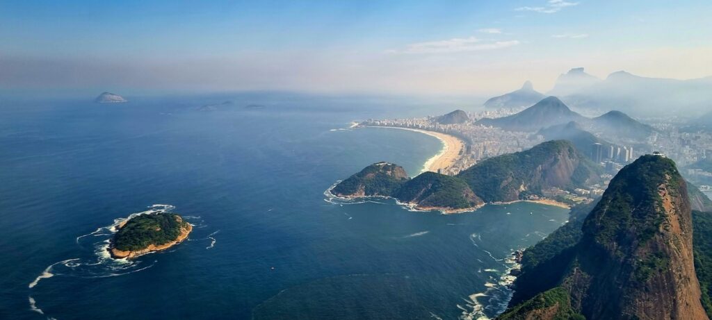 Paisagem aérea do Rio de Janeiro unindo cidade e turismo ecológico brasil na costa.