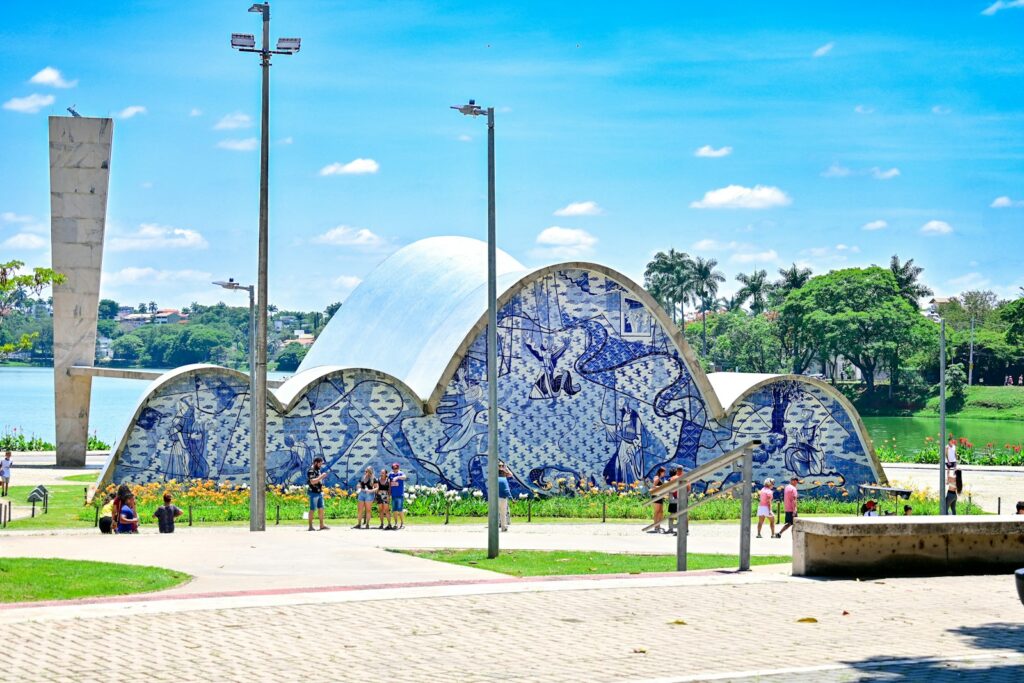 Igreja da Pampulha em Belo Horizonte com seus famosos azulejos azuis e arquitetura curva de Oscar Niemeyer.