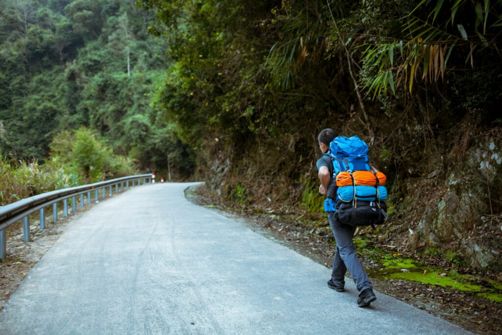 pessoa carregando mochila de caminhada