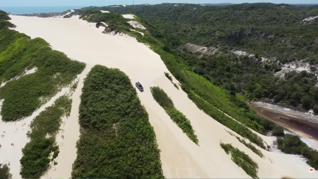     Veículo 4x4 atravessando as dunas de areia branca no Rio Grande do Norte, passeio típico perto dos melhores resorts.