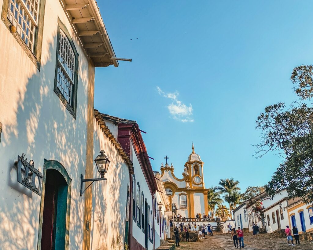  Ladeira de pedra em direção à Igreja Matriz de Santo Antônio em Tiradentes, Minas Gerais, destaque em viagens culturais brasil.