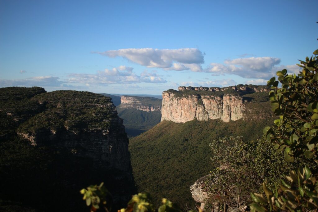 Vista panorâmica dos paredões e vales da Chapada Diamantina na Bahia.