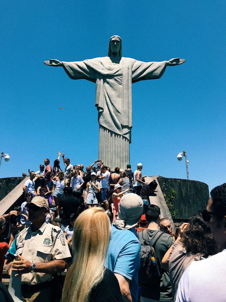 Estátua do Cristo Redentor no Corcovado com turistas e céu azul