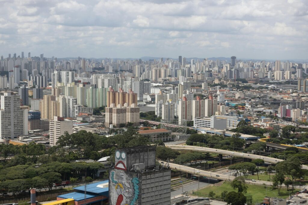 Vista panorâmica aérea dos prédios da cidade de São Paulo, mostrando a densidade urbana e grafites em prédios.