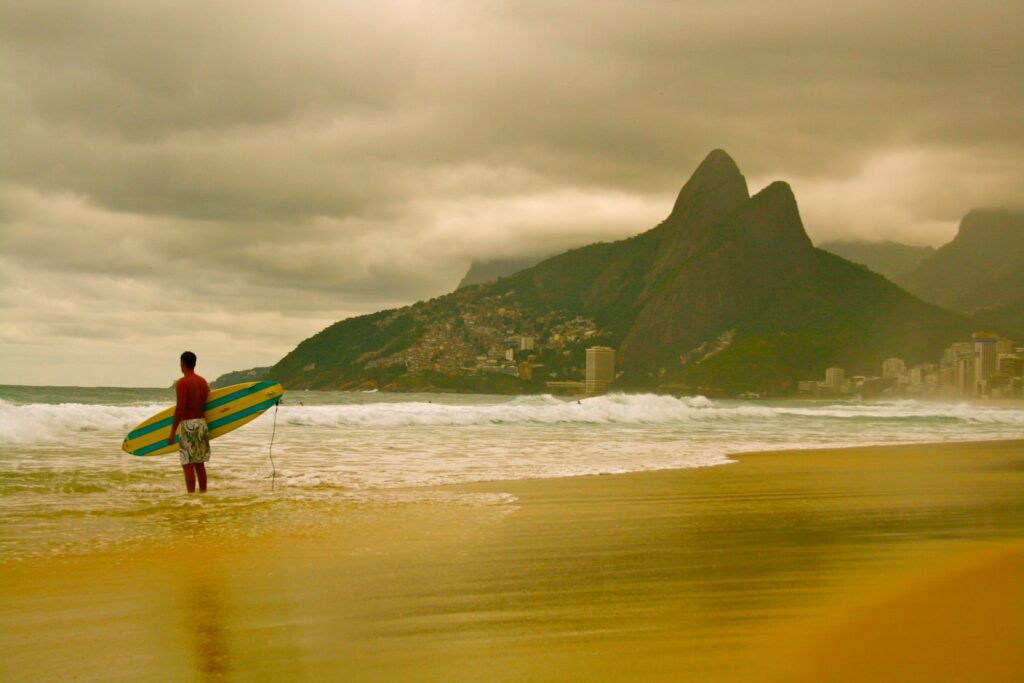 Surfista observando o mar na praia do Leblon ou Ipanema, Rio de Janeiro, em um dia nublado.