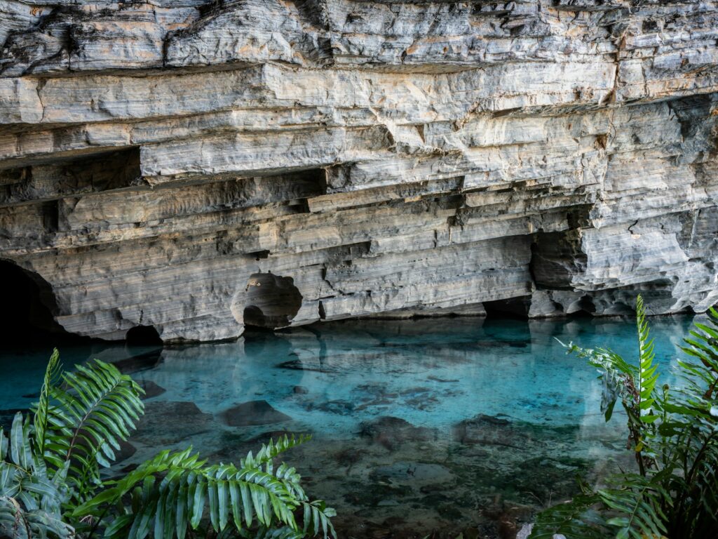 Águas azuis subterrâneas do Poço Azul, atração imperdível de ecoturismo na Bahia.