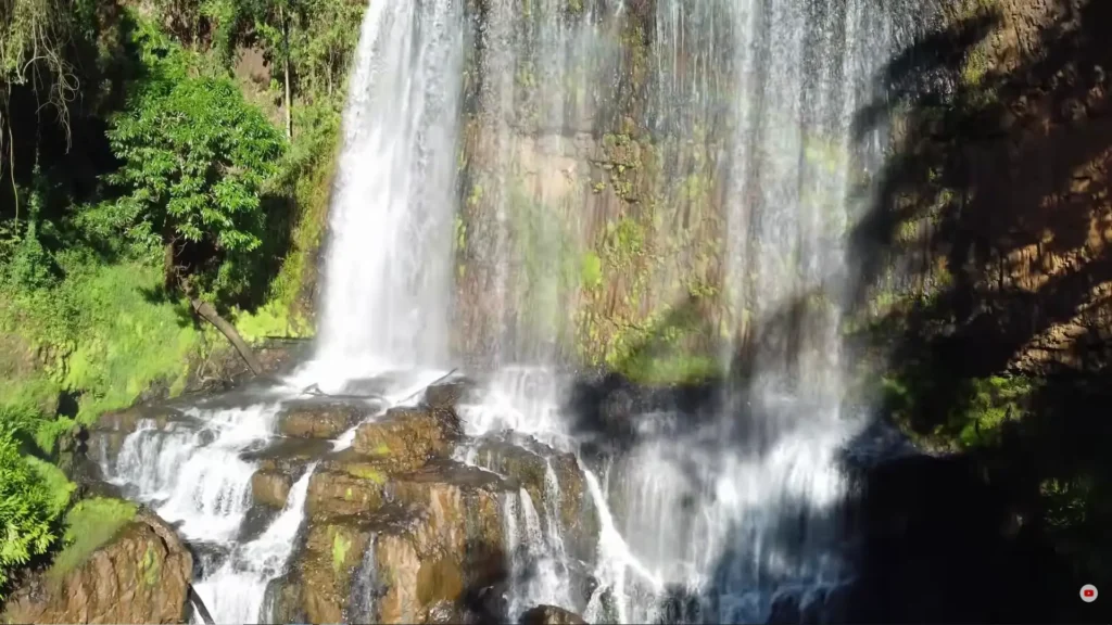 Cachoeira exuberante caindo sobre pedras em Brotas, cenário clássico do turismo ecológico brasil.
