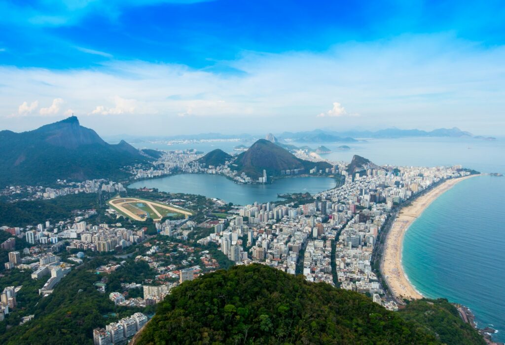 Vista aérea espetacular da Lagoa Rodrigo de Freitas e praias da Zona Sul do Rio de Janeiro.