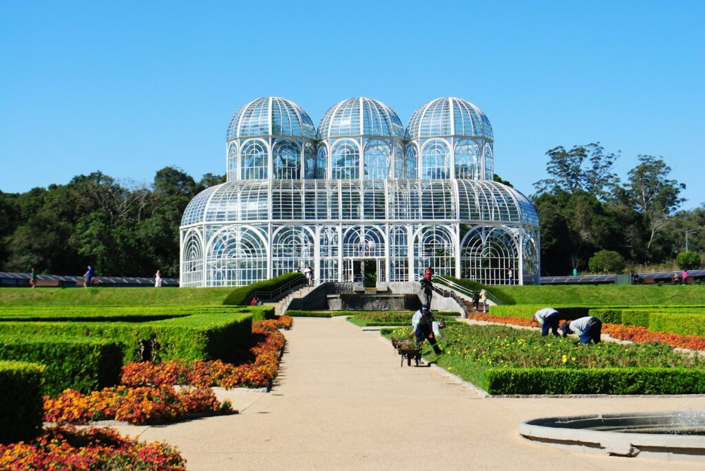  A icônica estufa de vidro do Jardim Botânico de Curitiba, cercada por jardins geométricos, é um destino clássico de viagens culturais brasil.