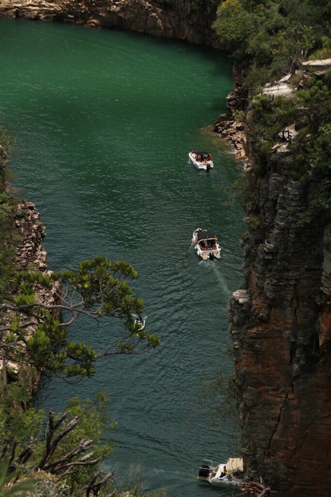 Passeio de lancha nos cânions de águas verde esmeralda em Capitólio, destino famoso de Minas Gerais.