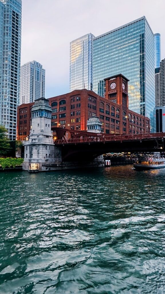 Rio Chicago com sua ponte histórica e arranha-céus modernos.