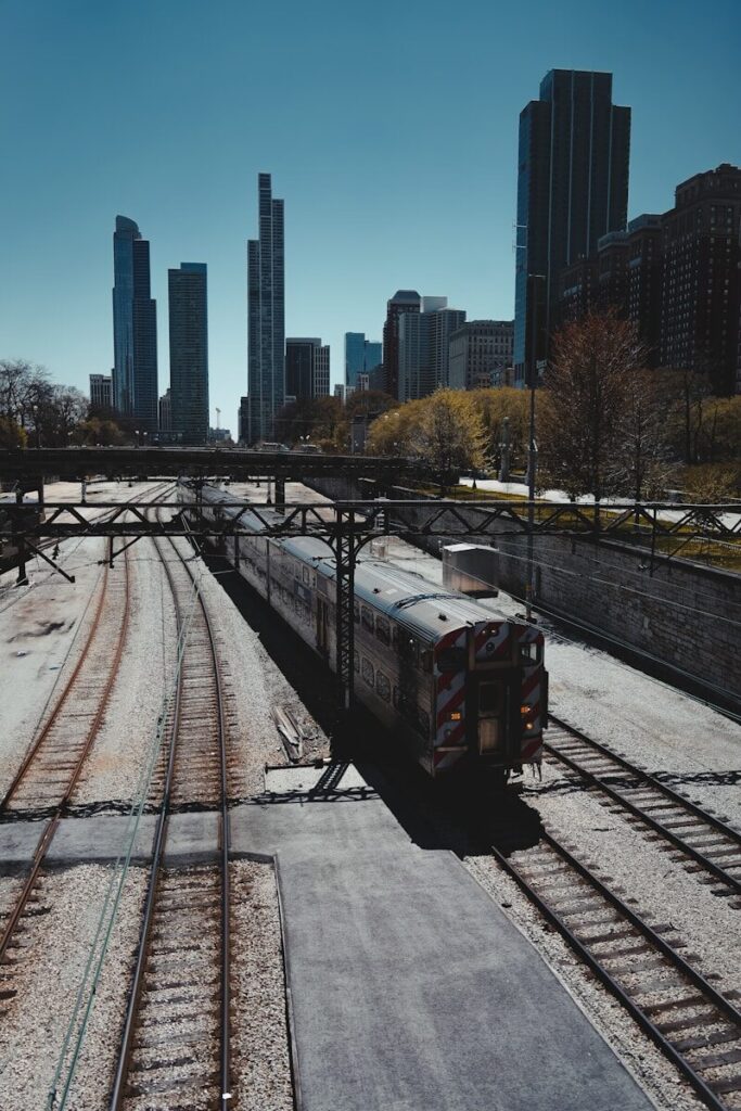 um trem nos trilhos da ferrovia
