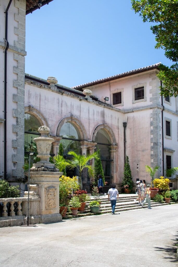 Um casal de pessoas em pé em frente a um prédio.