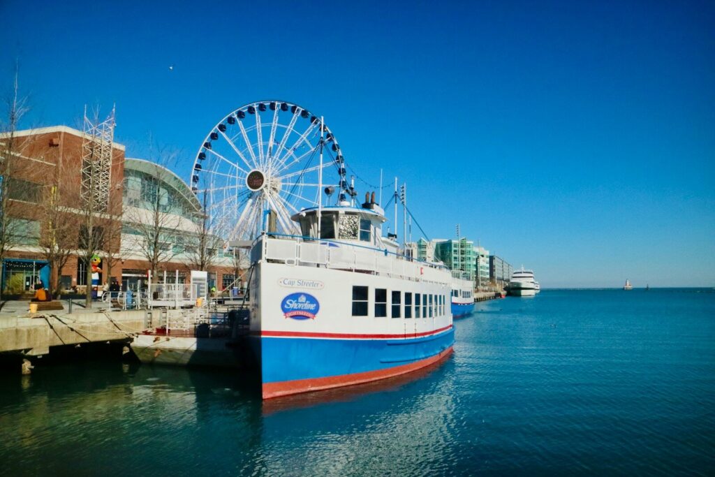 um grande barco branco e azul em um corpo d'água
