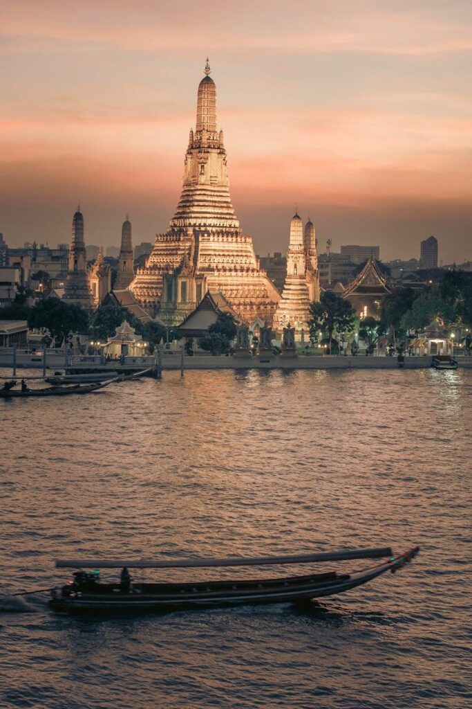a boat in the water with a large building in the background