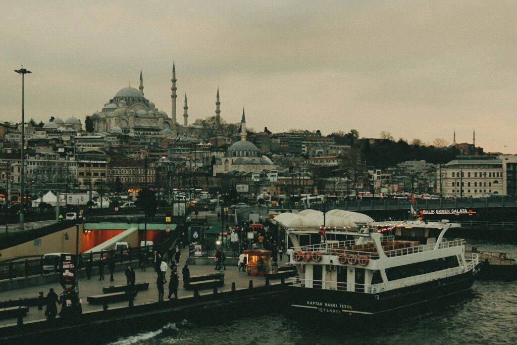 Um grande barco branco flutua sobre a superfície da água.