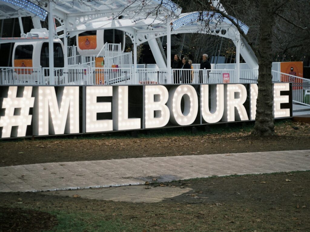 A sign that says melbourie on it