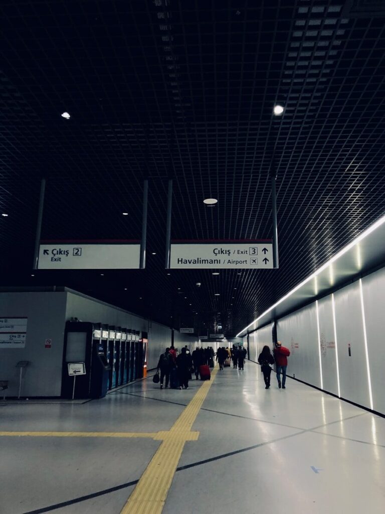 um grupo de pessoas caminhando por um aeroporto