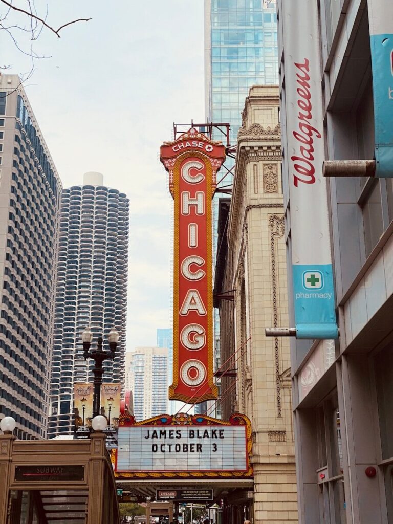 um letreiro de teatro em Chicago na esquina de uma rua da cidade