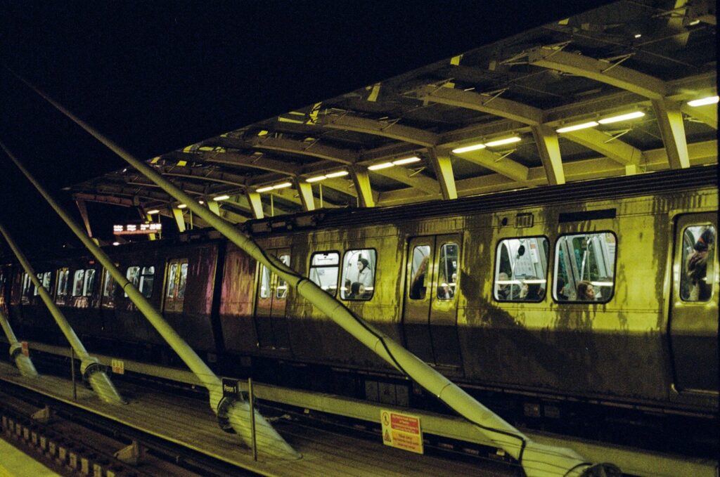 um trem que está parado nos trilhos