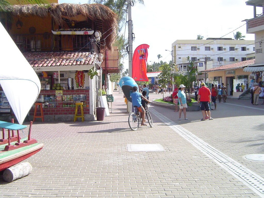 Rua movimentada cidade costeira
