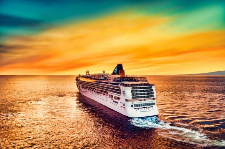 Navio cruzeiro pôr do sol