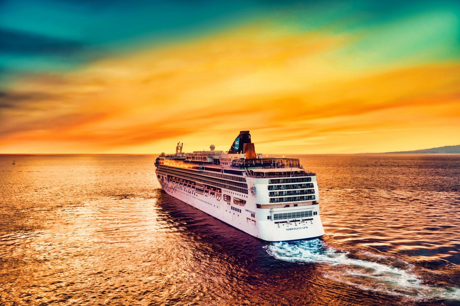 Navio cruzeiro pôr do sol