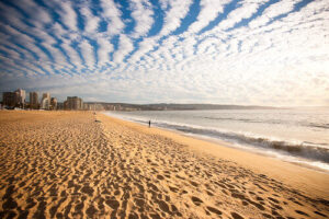 Praia urbana, céu ondulado, areia