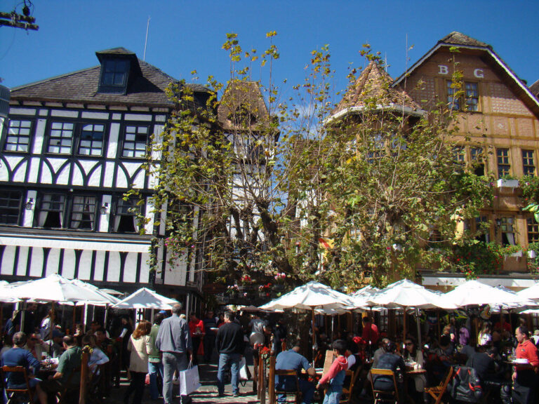 Rua movimentada, arquitetura europeia.